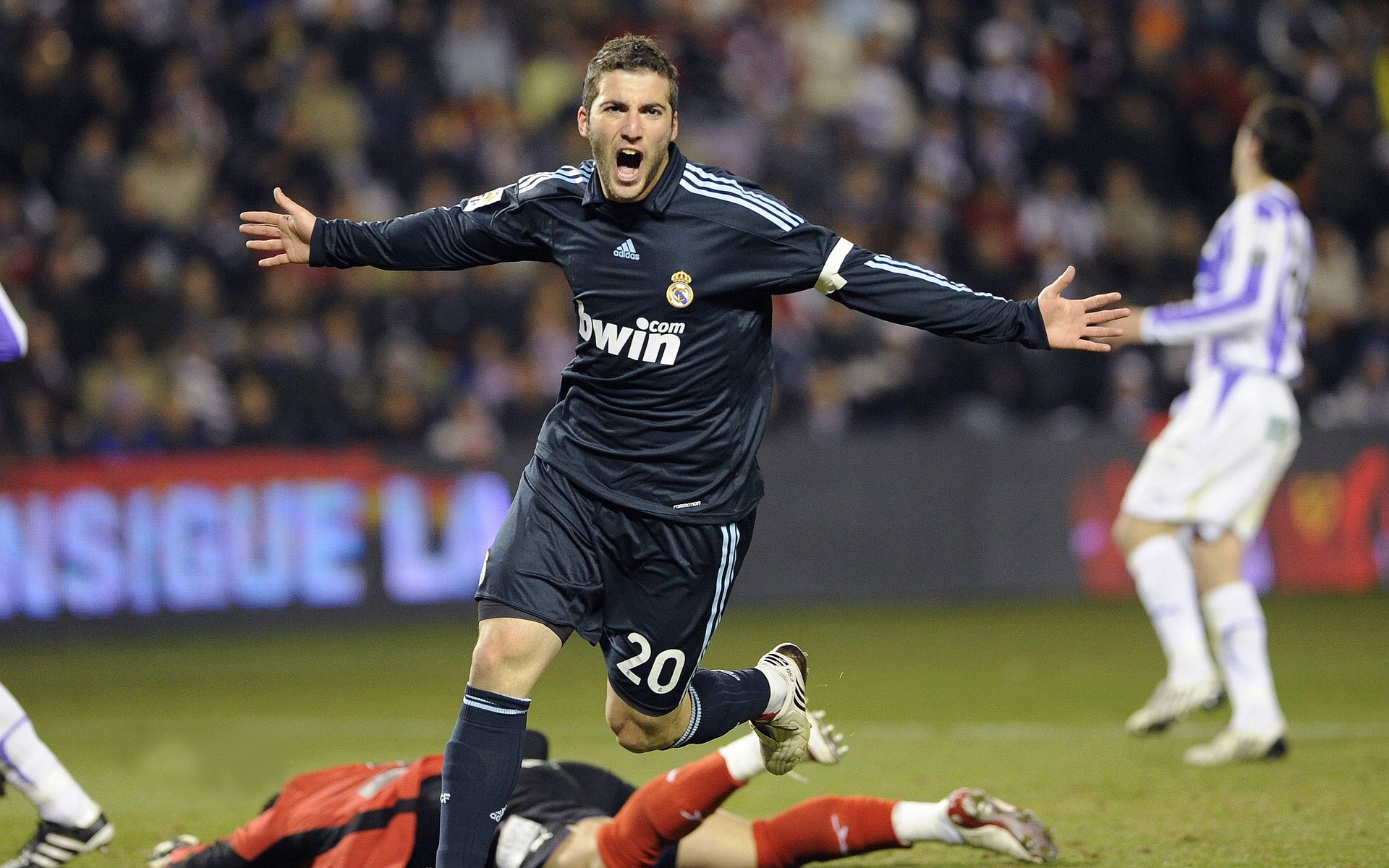 国内足球联赛强队逐渐崛起,争相夺取头名,足球联赛排名中国